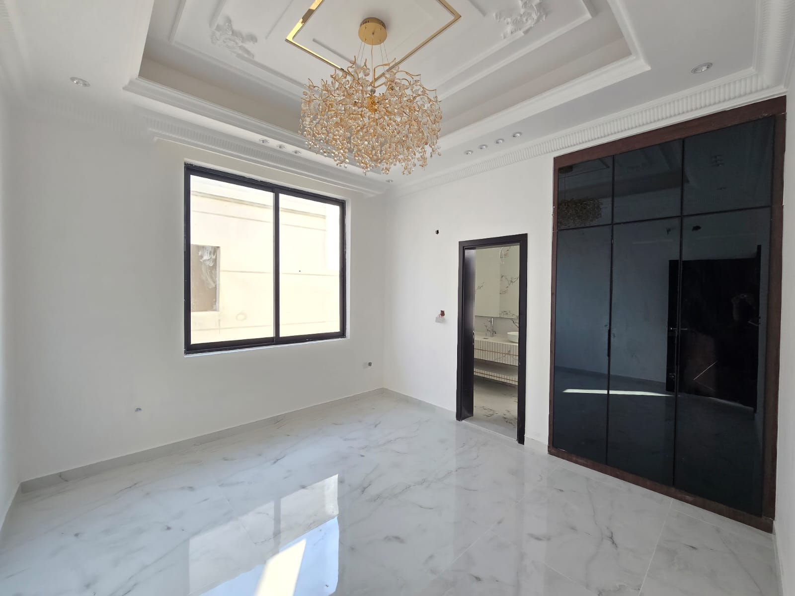 The luxury Executive Villa Ready for sela in al Helio Ajman The registration fee is included.