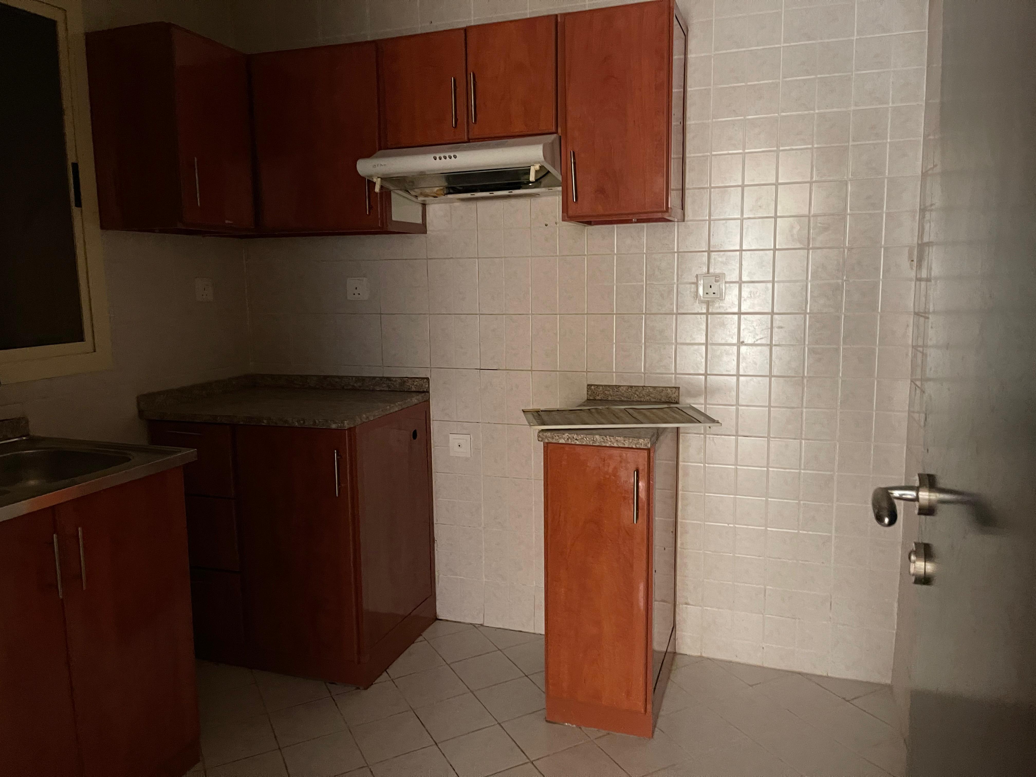 EMPTY 1 BHK FOR SALE IN LILIES TOWER 1,100 SQFT WITH PARKING + BALCONY