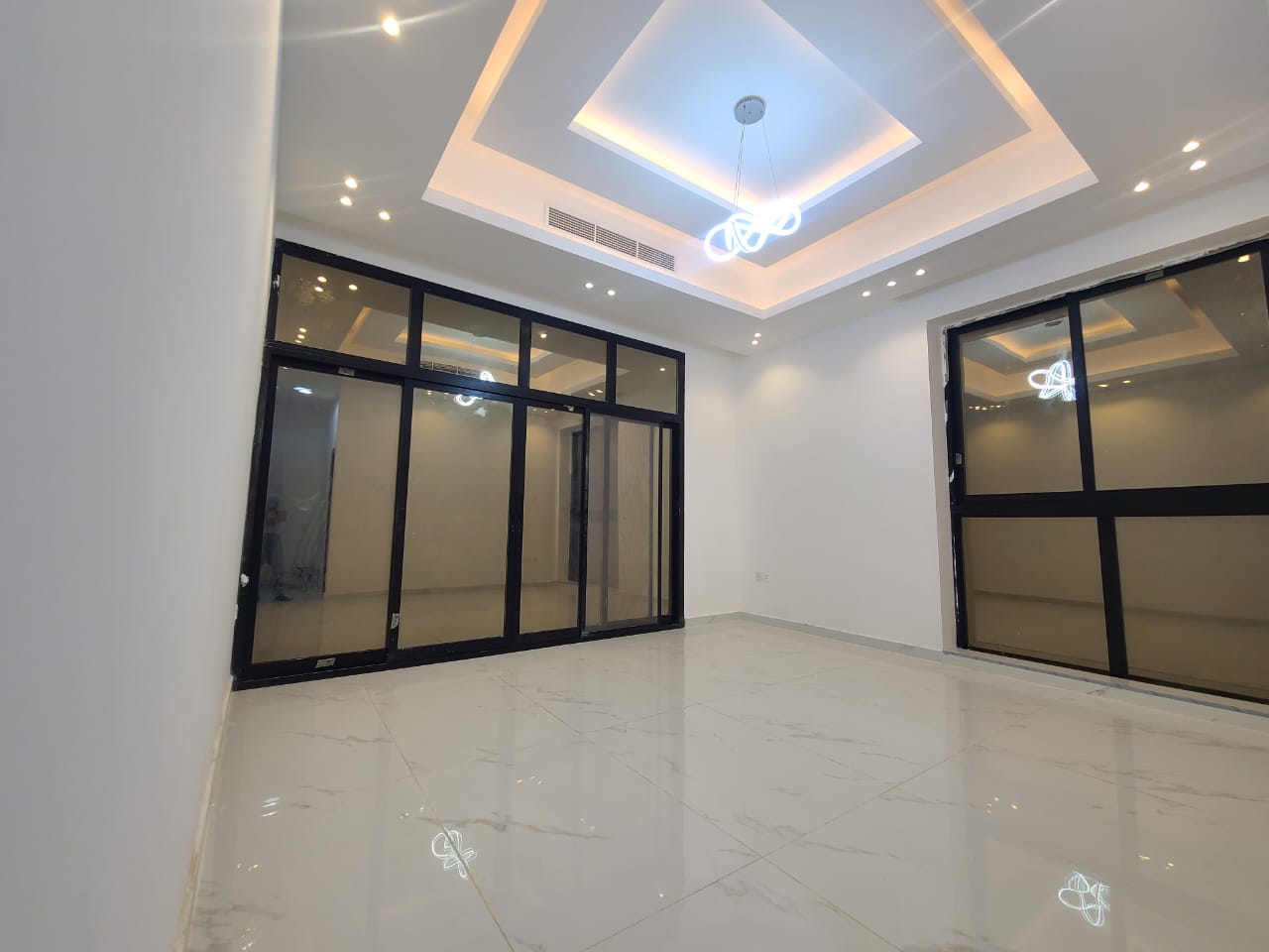 Villa for sale in Al Zahyaa directly from the owner The villa faced stone.