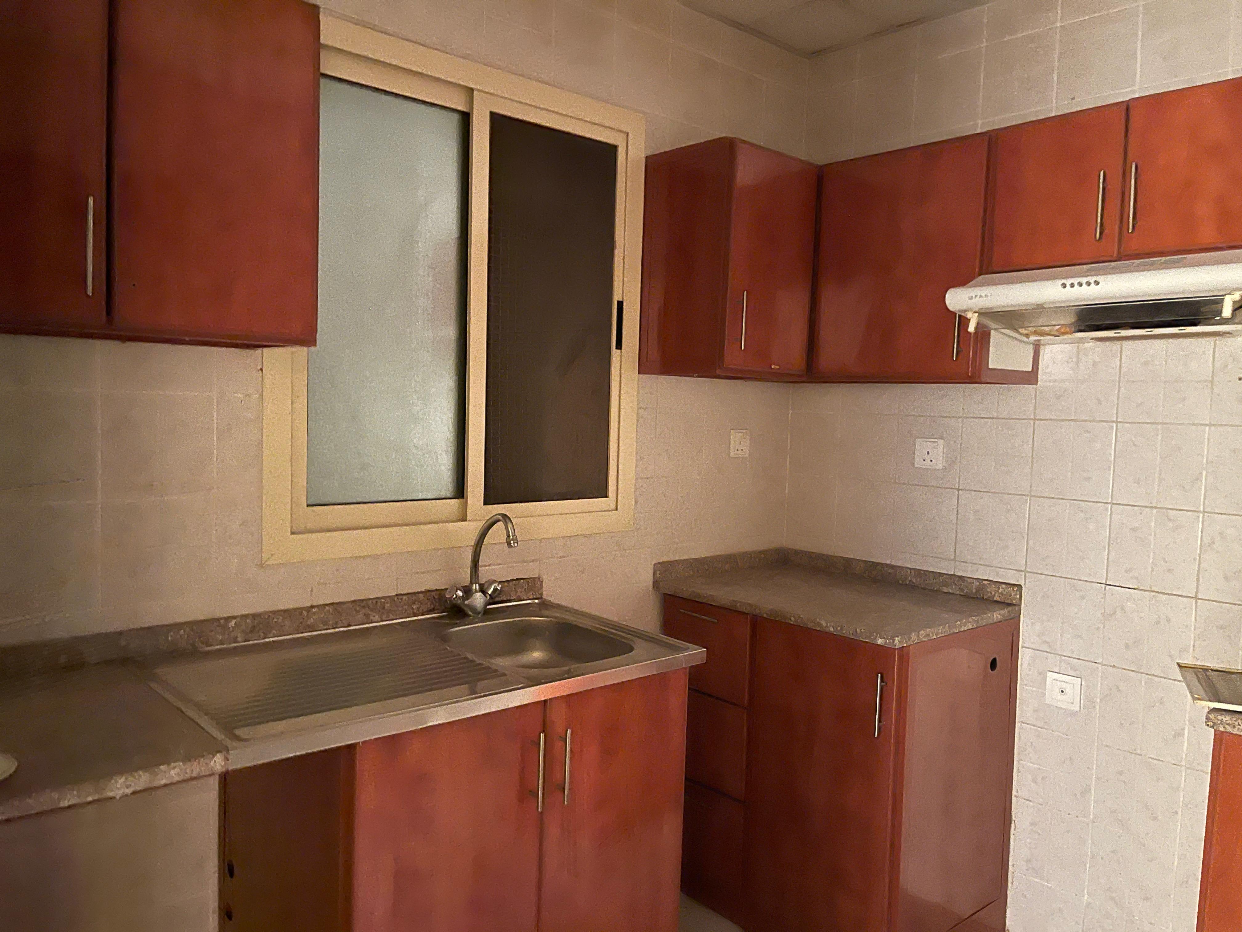 EMPTY 1 BHK FOR SALE IN LILIES TOWER 1,100 SQFT WITH PARKING + BALCONY