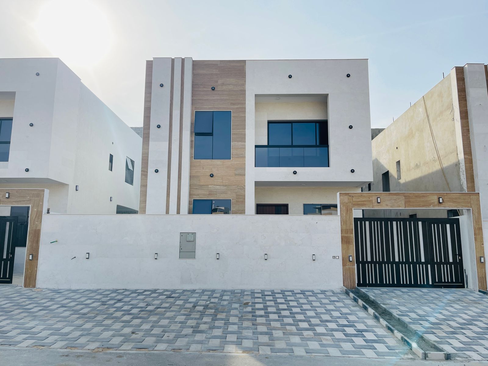 IN Al Hellio near main road Luxury Design villa ready for sale The registration fee is included.