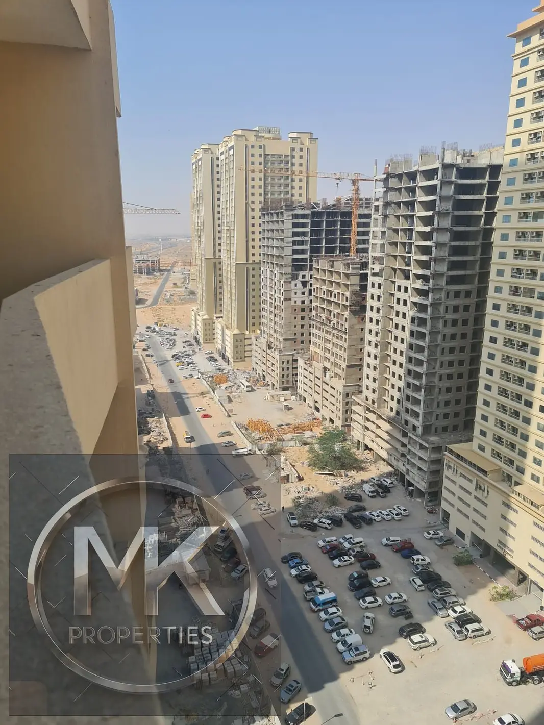 1 BHK Biggest SIZE 1100 sqft Empty IN LILIES TOWER FULL OPEN VIEW