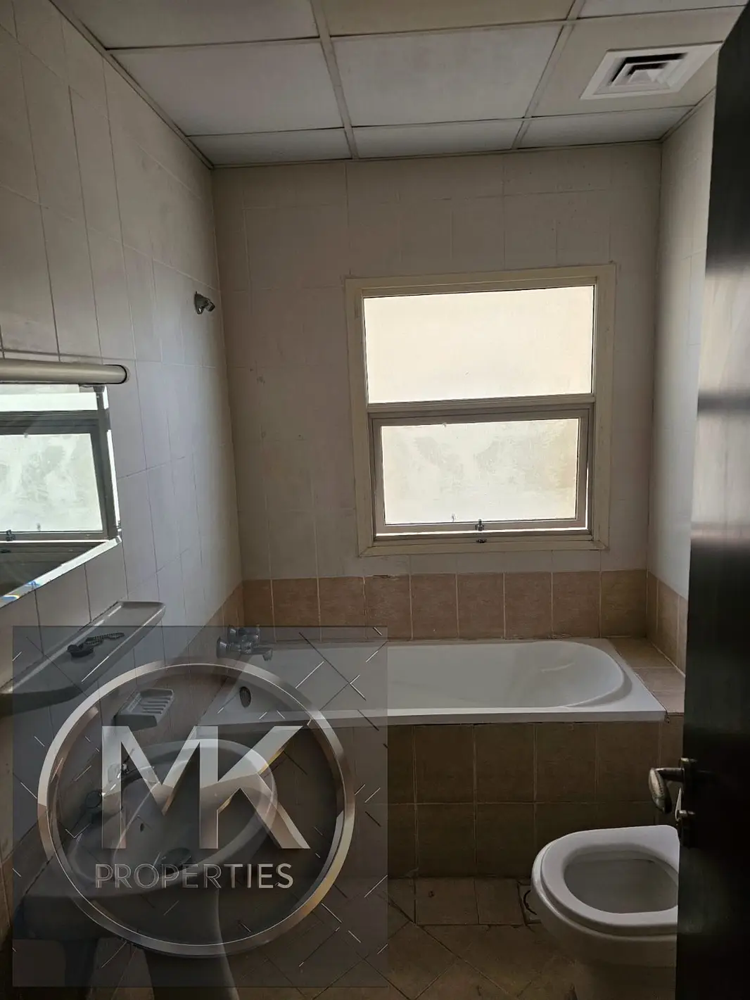 EMPTY 2 BHK FOR SALE IN LILIES TOWER 1550 SQFT WITH PARKING + DOUBBLE BALCONY.