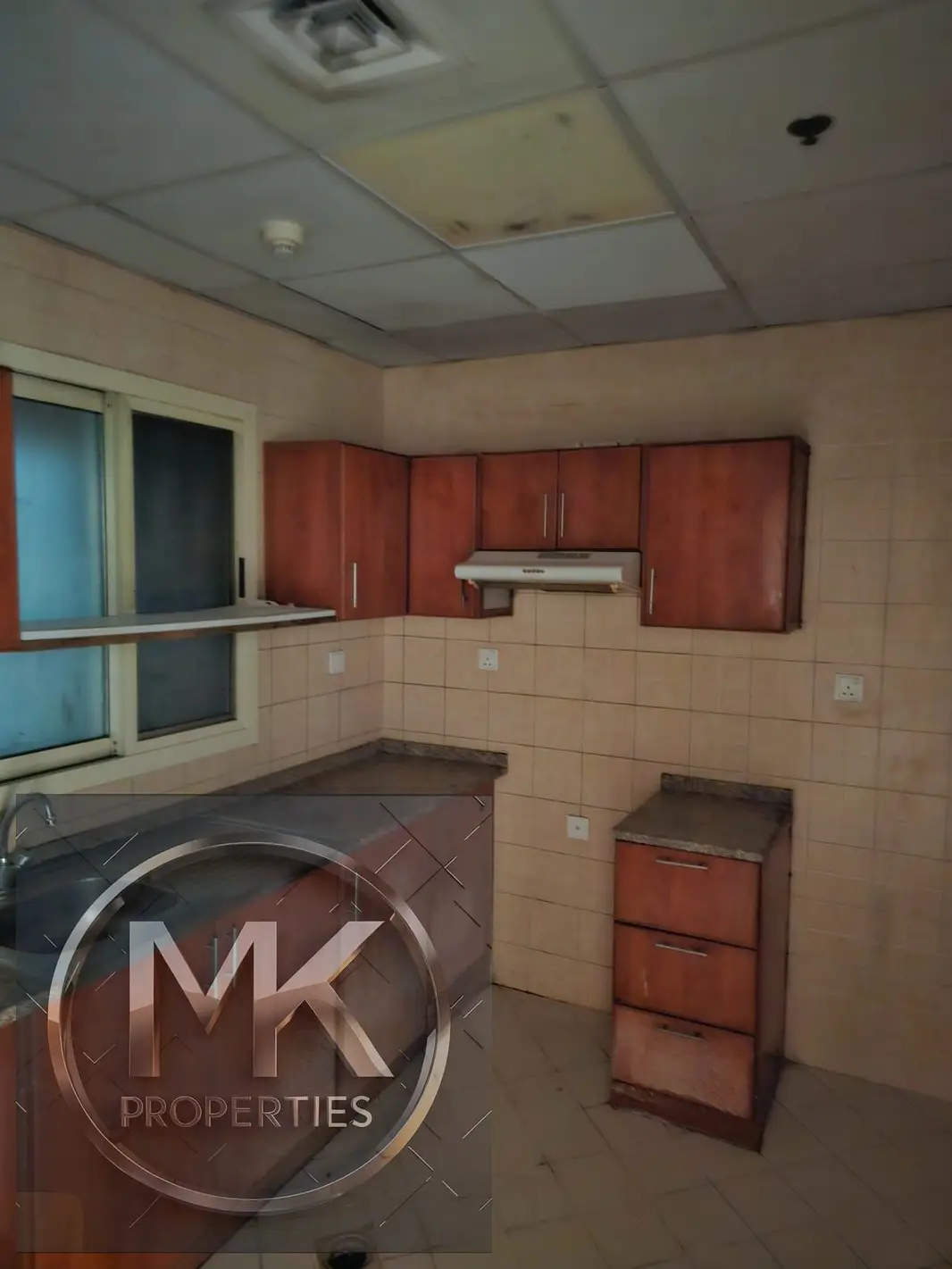 EMPTY 2 BHK FOR SALE IN LILIES TOWER 1550 SQFT WITH PARKING + DOUBBLE BALCONY.