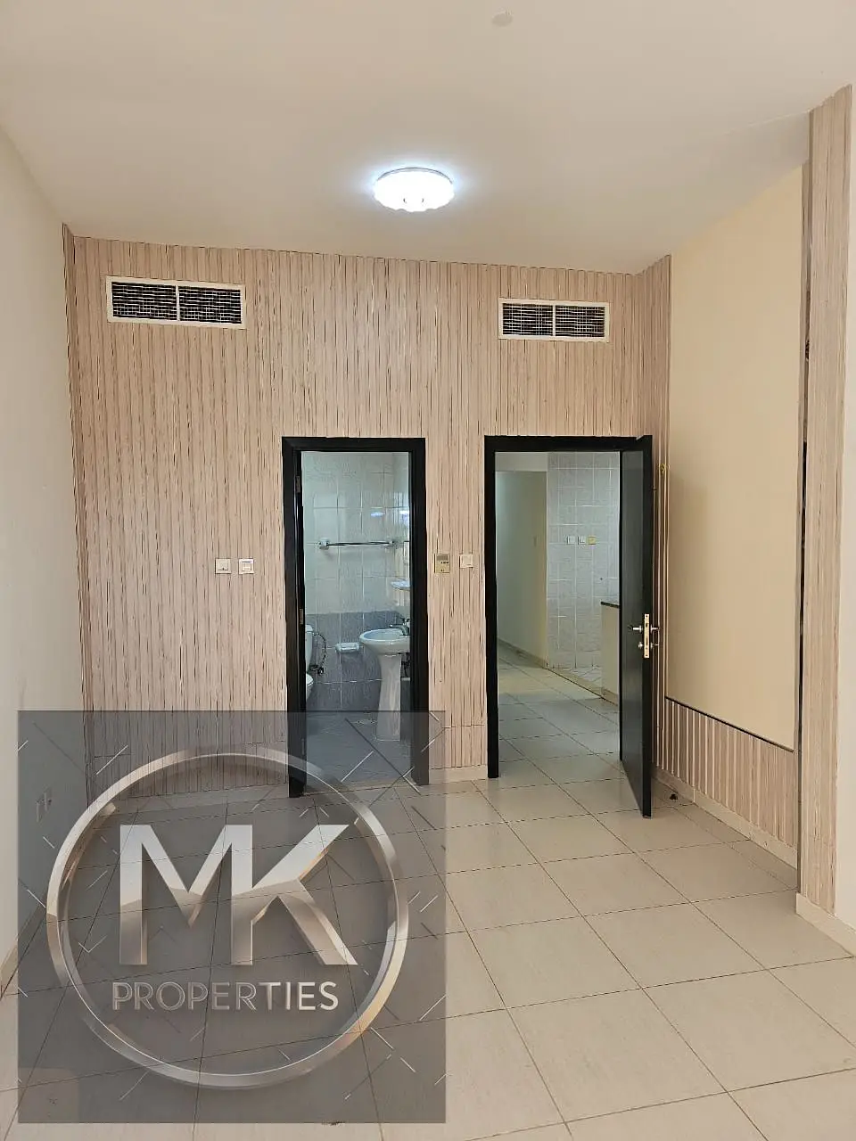 1 BHK Biggest SIZE 1100 sqft Empty IN LILIES TOWER FULL OPEN VIEW