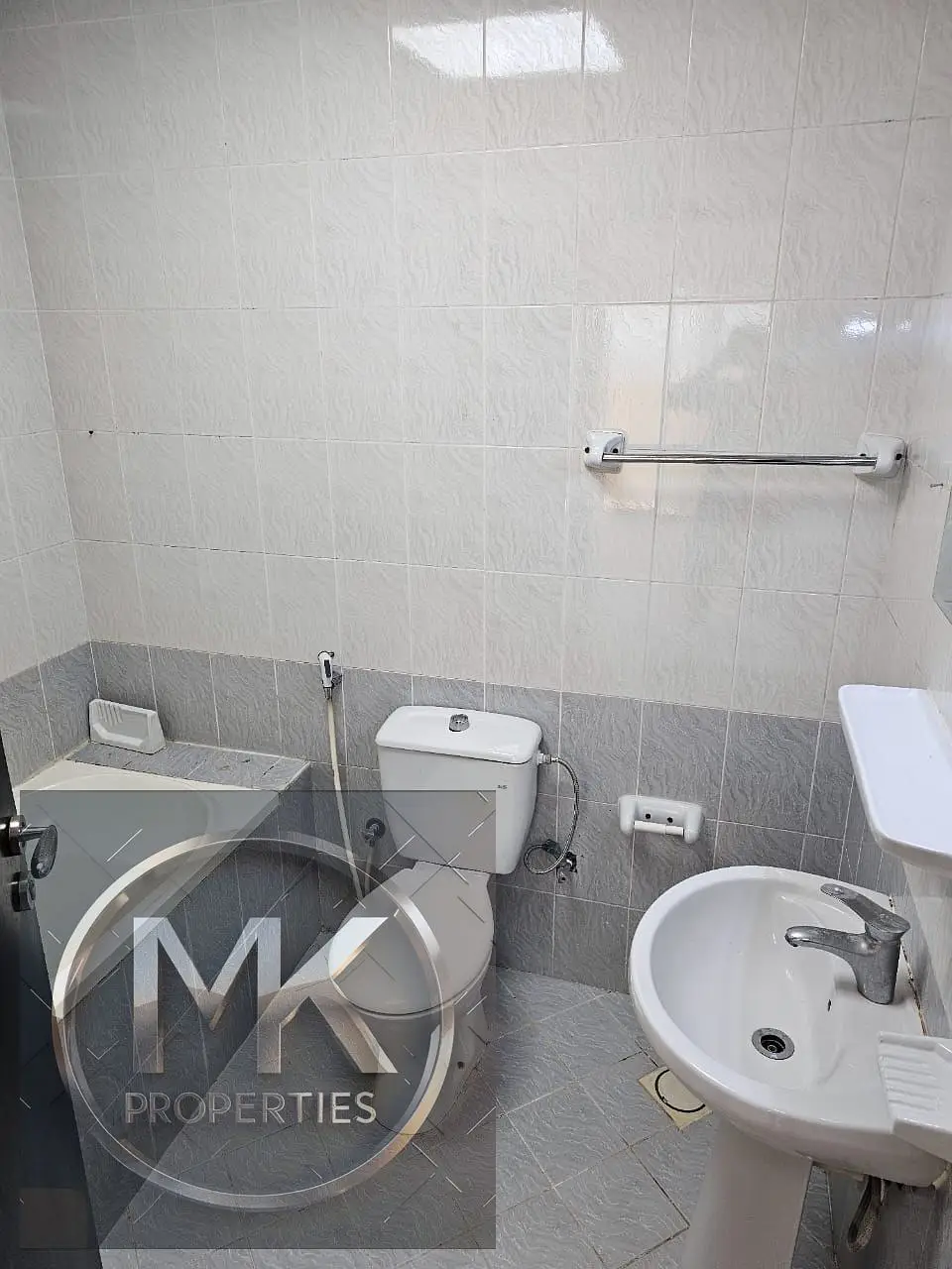 1 BHK Biggest SIZE 1100 sqft Empty IN LILIES TOWER FULL OPEN VIEW