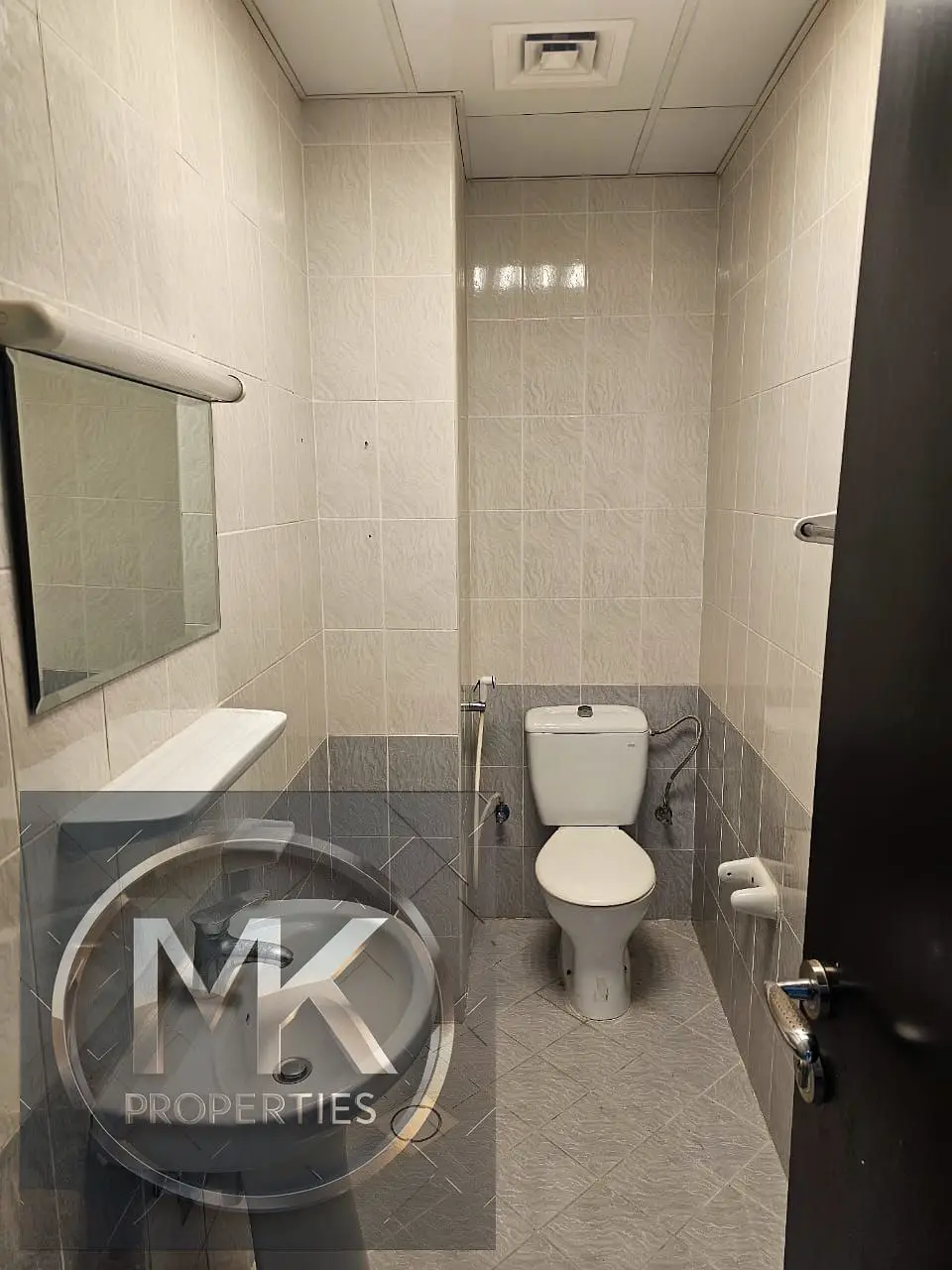 1 BHK Biggest SIZE 1100 sqft Empty IN LILIES TOWER FULL OPEN VIEW