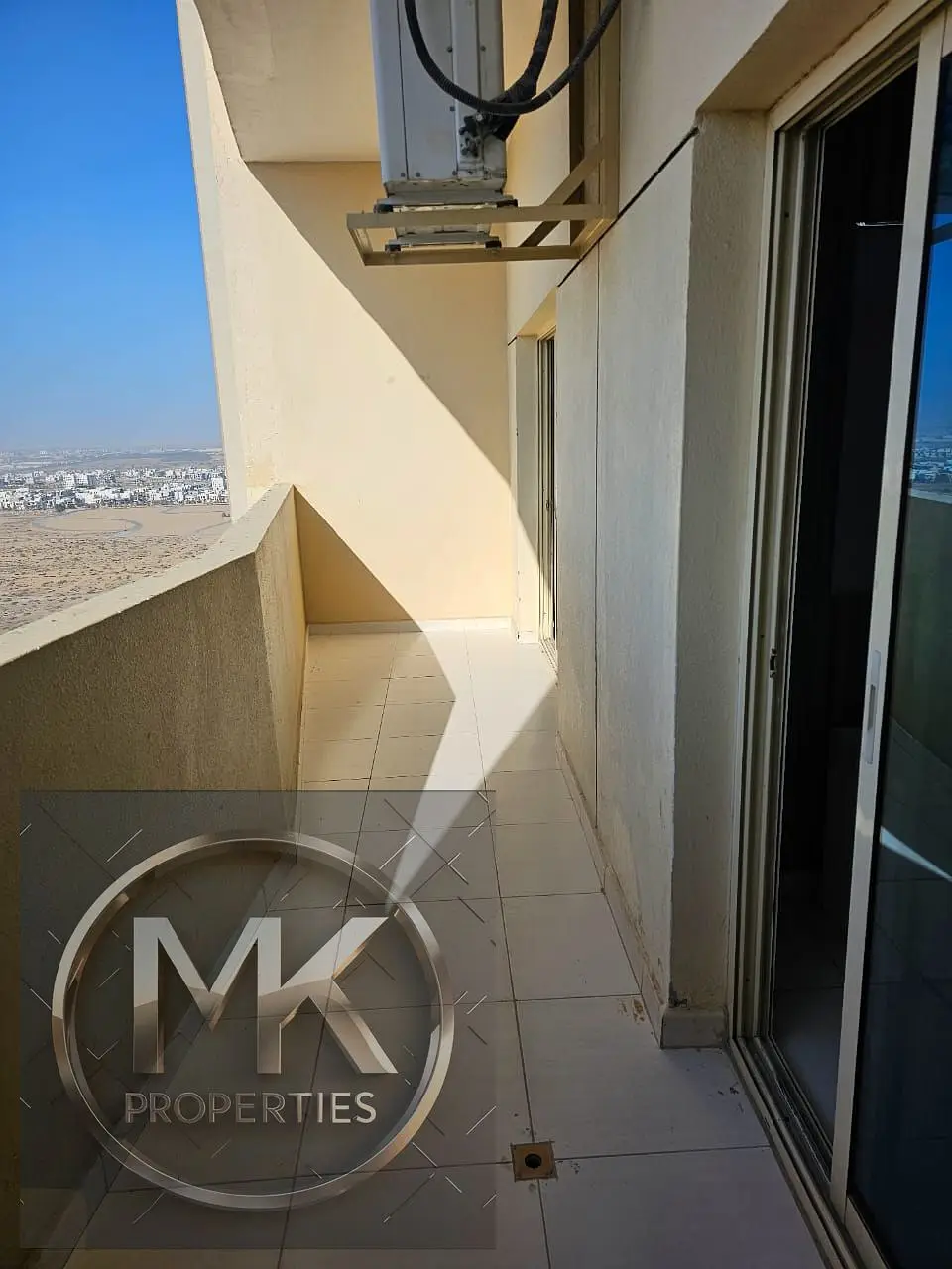 1 BHK Biggest SIZE 1100 sqft Empty IN LILIES TOWER FULL OPEN VIEW