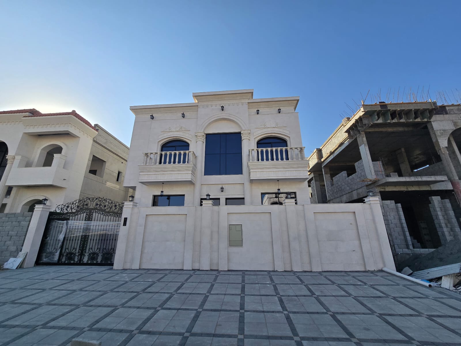 The luxury Executive Villa Ready for sela in al Helio Ajman The registration fee is included.