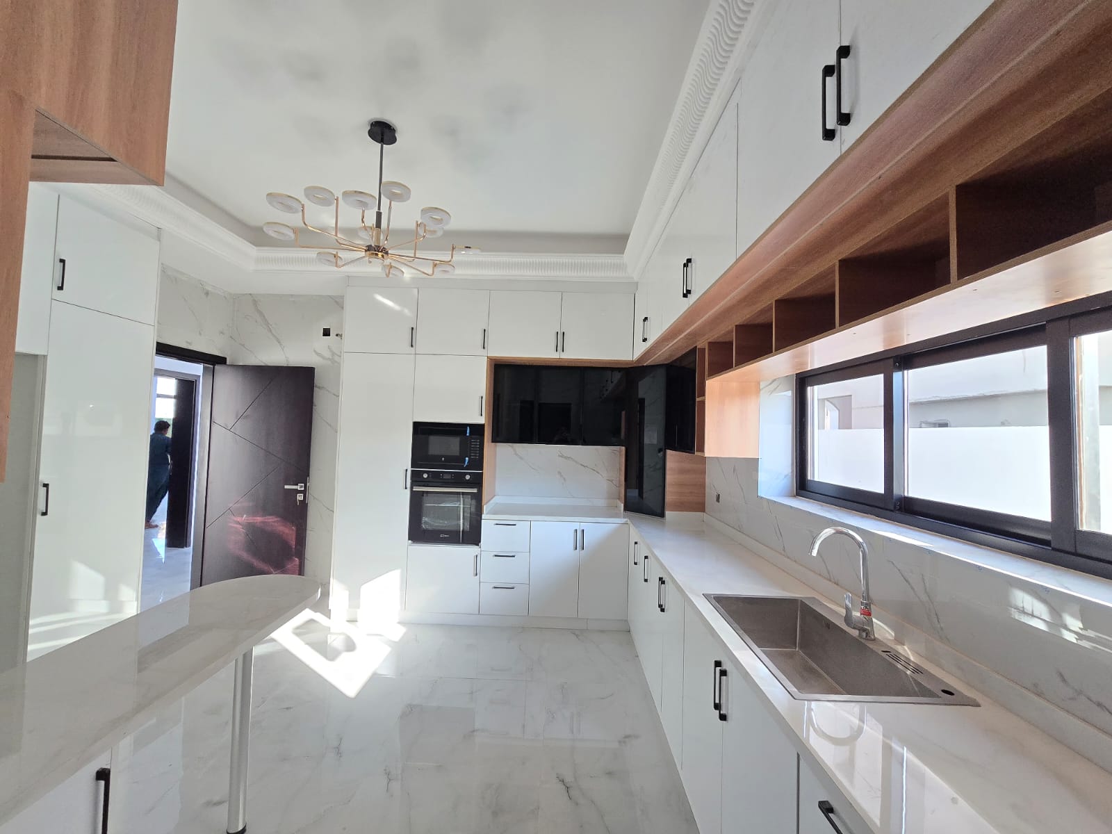 The luxury Executive Villa Ready for sela in al Helio Ajman The registration fee is included.