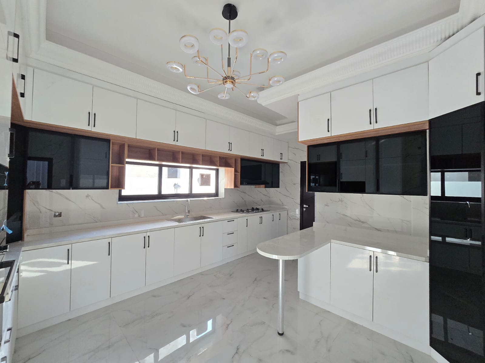 The luxury Executive Villa Ready for sela in al Helio Ajman The registration fee is included.