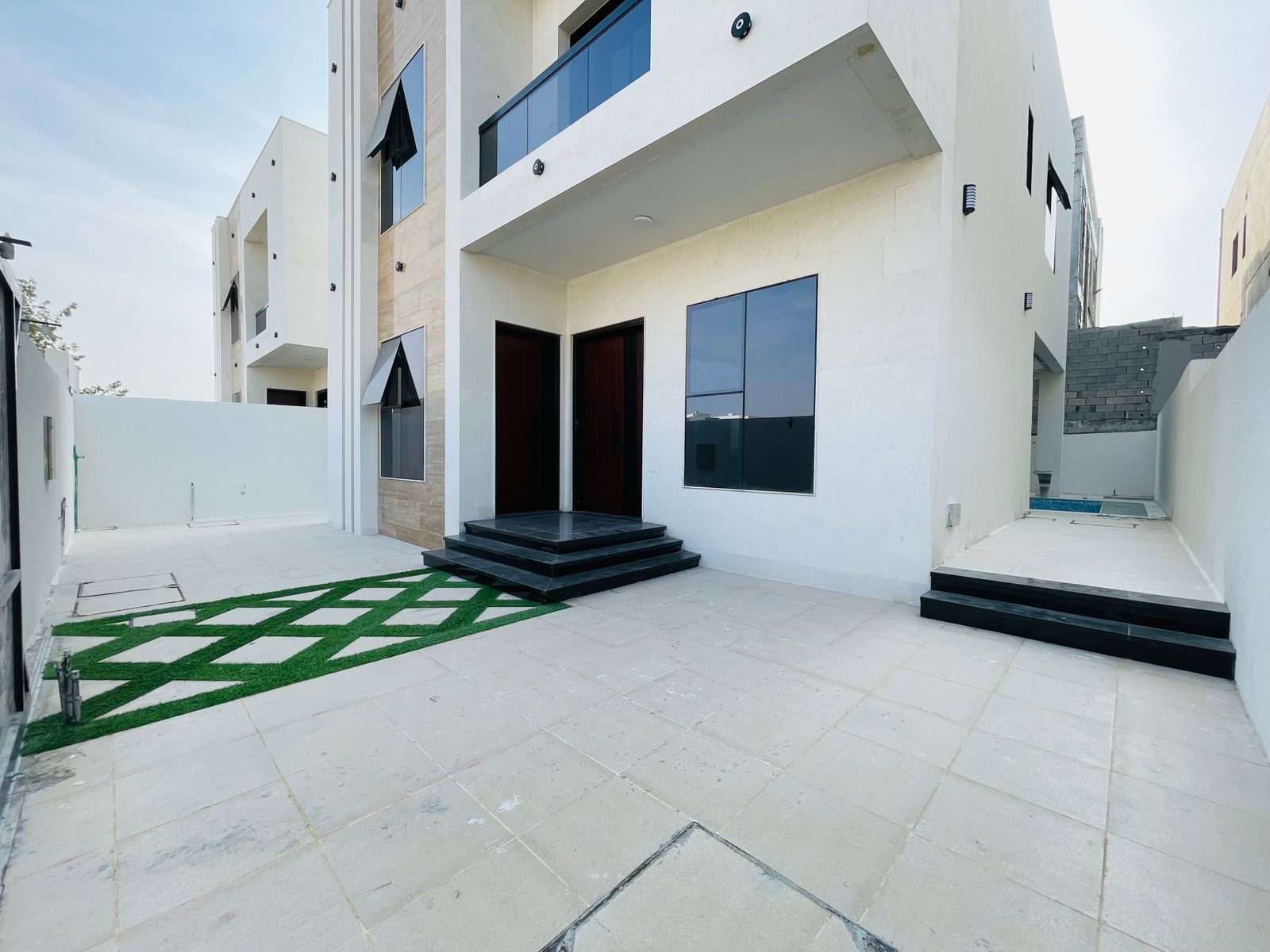 IN Al Hellio near main road Luxury Design villa ready for sale The registration fee is included.