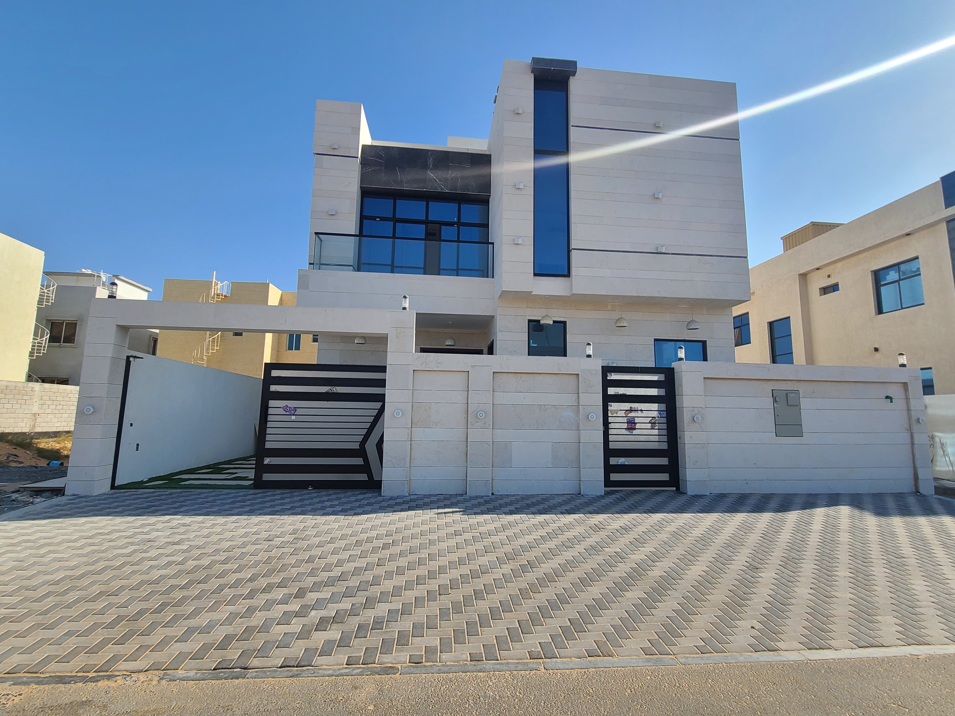 Villa for sale in Al Zahyaa directly from the owner The villa faced stone.